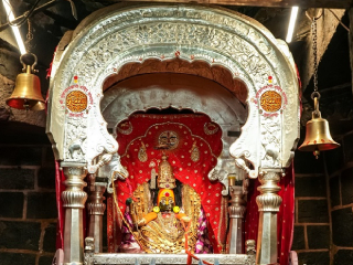 श्री तुळजाभवानीदेवीची रथअलंकार महापूजा भक्तीमय वातावरणात झाली !