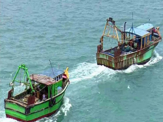 Indian Fishermen Arrest : श्रीलंकेच्या नौदलाने ३ भारतीय मासेमारांना घेतले कह्यात : नौकाही केली जप्त !