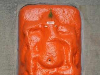 पुण्यातील श्री कसबा गणपति मूर्तीवरील शेंदूर काढल्यानंतर १५ व्या शतकातील मूळ मूर्ती प्रकट