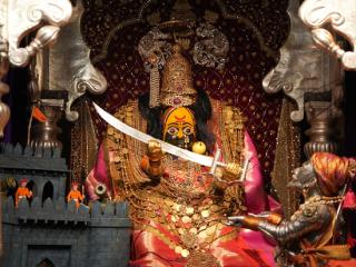 श्री तुळजाभवानीदेवीची ‘भवानी तलवार अलंकार’ महापूजा पार पडली !