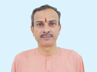 ‘गुरुकार्यासाठी त्याग कसा करावा ?’, याचा आदर्श सर्व साधकांसमोर ठेवणारे वाराणसी आश्रमातील आदर्श साधक दांपत्य : श्री. गुरुराज प्रभु आणि सौ. श्रेया प्रभु !