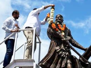 सातारा : शिवतीर्थावरील शिवप्रभूंच्या मूर्तीला जलाभिषेकासाठी पाणीच नाही !