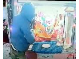 Temple Thief :  मंदिरात देवीच्या मूर्तीवरील दागिने चोरून नेतांना चोराने देवीची मागितली क्षमा !