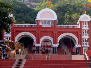 चतुःश्रृंगी मंदिर (पुणे) परिसरात पदपथावर बेघरांचे अतिक्रमण !