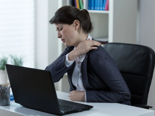 वेदनामुक्त होण्यासाठी व्यायाम करण्याचे आणि ‘अर्गोनॉमिक्स’च्या (Ergonomics) नियमांचे पालन करण्याचे महत्त्व अधोरेखित करणारा एक ‘केस स्टडी’!