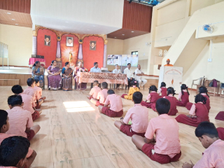 आयनी (ता. खेड) येथील हुतात्मा अनंत लक्ष्मण कान्हेरे विद्यालयात हिंदु जनजागृती समितीच्या वतीने क्रांतीगाथा प्रदर्शन