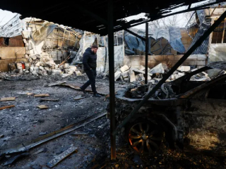 Russia Ukraine War : रशियाकडून युक्रेनच्या राजधानीसह २ मोठ्या शहरांवर झालेल्या आक्रमणात १३ जण घायाळ
