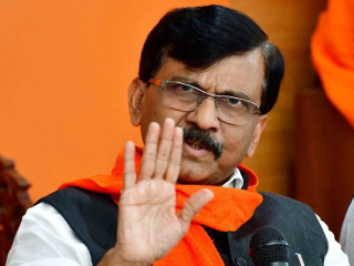 बांगलादेशातील हिंदूंवरील अत्याचार शांतता संदेशाने कि सैनिकी कारवाईने थांबतील, याचा विचार करावा ! – खासदार संजय राऊत