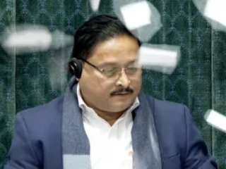 Congress MPs Suspended : संसदीय अधिवेशनात अध्यक्षांवर कागद भिरकावल्यावरून ८ खासदारांचे निलंबन