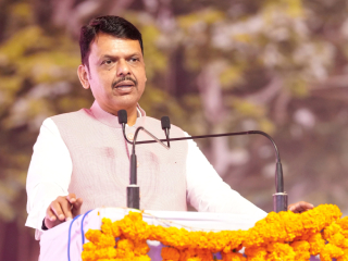 भावी पिढीला सनातन संस्कृतीशी जोडून ठेवण्यात संतांचे बहुमोल योगदान ! – देवेंद्र फडणवीस, मुख्यमंत्री