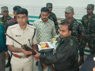 Naxalite Surrender : मलकानगिरी (ओडिशा) येथे प्रमुख नक्षलवाद्याने पत्करली शरणागती