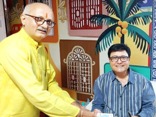 सनातनच्या साधकांनी घेतली प्रसिद्ध अभिनेते सचिन पिळगावकर यांची भेट