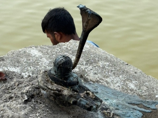 Vasheni Raigad Shivling Vandalised : महाशिवरात्रीच्या काही दिवस आधी वशेणी (जिल्हा रायगड) येथील शिवपिंडीची तोडफोड !  