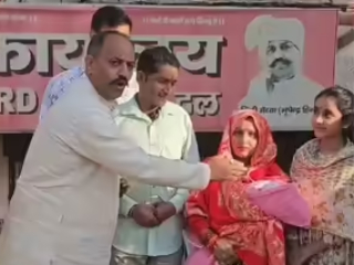 Hindu Raksha Dal : गाझियाबाद (उत्तरप्रदेश) येथे हिंदु रक्षा दलाने चौथ्या अपत्यावर हिंदु दांपत्याला दिले २१ सहस्र रुपये