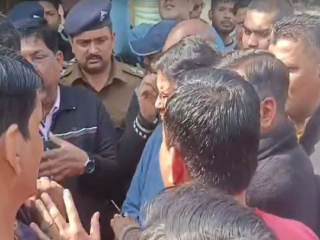 महाशिवरात्रीच्या दिवशी मुसलमान मुलांनी कावडधारकांवर शीतपेयाची रिकामी पाकिटे फेकली !