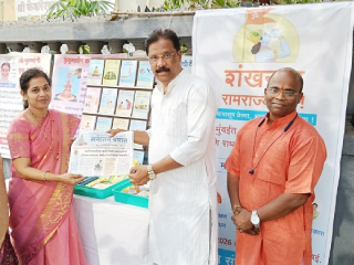 महाशिवरात्रीनिमित्त मुंबई आणि नवी मुंबई येथे सनातन संस्थेच्या वतीने ५२ ठिकाणी ग्रंथप्रदर्शनाद्वारे अध्यात्मप्रसार !