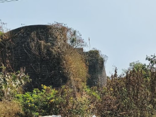 चाकण (पुणे) येथील ऐतिहासिक भुईकोट संग्रामदुर्गाला अतिक्रमणाचा विळखा !
