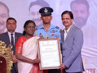 राष्ट्रपती द्रौपदी मुर्मू यांच्या हस्ते वैद्य रामदास आव्हाड यांना ‘आयुर्वेद गौरव पुरस्कार’ प्रदान