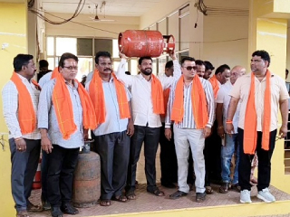 गॅस सिलिंडर टंचाईच्या विरोधात कुडाळ येेथे उद्धव बाळासाहेब ठाकरे पक्षाचा मोर्चा