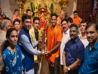 ‘विश्वचषक’ श्री सिद्धिविनायकाच्या चरणी ठेवून भारतीय संघाचे कर्णधार आणि प्रशिक्षक यांनी घेतला आशीर्वाद !