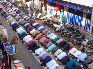 UP Namaz On Road : रस्त्यावर नमाजपठण करणार्‍यांचे पारपत्र रहित होणार !