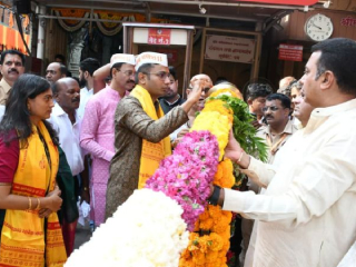पुणे येथील ‘श्रीमंत दगडूशेठ’ गणपति मंदिरात गुढीपूजन !