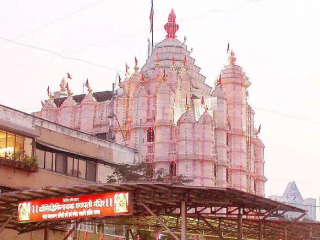 श्री सिद्धिविनायक मंदिरात मूर्तीकडे पाठ करून ‘सेल्फी’ आणि छायाचित्र काढण्यावर बंदी घालून धार्मिक पावित्र्य जपावे !