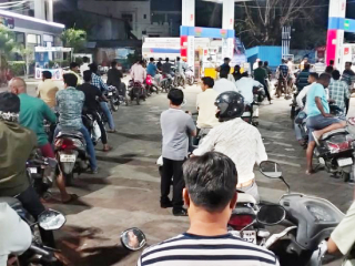 जळगाव येथे पहाटे ५ पासून पेट्रोलपंपांवर रांगा !