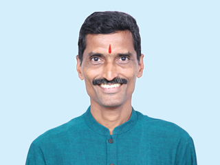 व्यष्टी साधना गांभीर्याने करणारे म्हार्दाेळ (गोवा) येथील श्री. परशुराम प्रभुदेसाई (आध्यात्मिक पातळी ६१ टक्के, वय ७८ वर्षे) आणि सौ. पूनम प्रभुदेसाई (आध्यात्मिक पातळी ६१ टक्के, वय ७९ वर्षे) !  