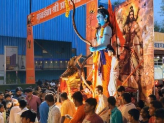 भगवे झेंडे लावणार्‍या हिंदूंना मुसलमान महिलेची मारहाण, तर श्रीरामाच्या मूर्तीवर मुसलमानांकडून दगडफेक !
