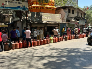 मुंबईमध्ये घरगुती गॅस सिलिंडरसाठी नागरिकांची गर्दी !