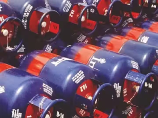 Commercial LPG Cylinder : व्यावसायिक गॅस सिलिंडरच्या दरात १९५ रुपयांची वाढ !