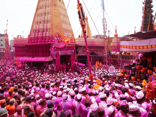 जोतिबा देवाच्या चैत्र  यात्रेसाठी लाखो भाविकांची गर्दी