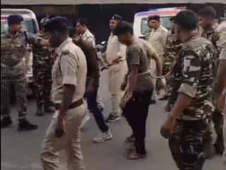 Dhanbad Violence : धनबाद येथे रामनवमी मिरवणुकीवर मुसलमानांनी केली दगडफेक : पोलिसांनी हिंदूंनाच दोरीने बांधून बाजारात फिरवले !