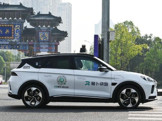 Wuhan Robotaxi : वुहान (चीन) – १०० हून अधिक ‘रोबोटॅक्सीं’नी अचानक बंद केले काम !