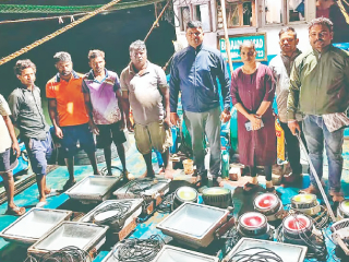 प्रकाशझोतात मासेमारीसाठी जाणारी नौका पकडली !