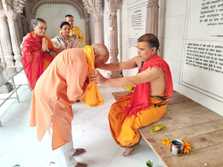 वाराणसीतील श्री काशीविश्वनाथ मंदिराच्या पुजार्‍यांकडून सनातनचे धर्मप्रचारक सद्गुरु नंदकुमार जाधव यांचा सन्मान !