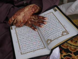 Indonesia Blasphemy Case : मुसलमानबहुल इंडोनेशियात कुराणावर पाय ठेवून शपथ घेण्याची बळजोरी केल्यावरून २ महिलांना अटक !