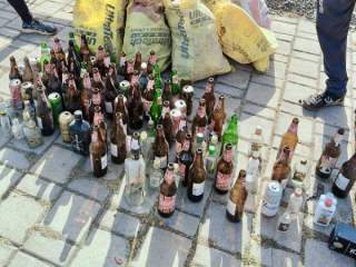 दारूच्या बाटल्या आणि विविध प्रकारचा कचरा केला गोळा