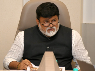 आडाळी औद्योगिक क्षेत्रात मोठ्या प्रमाणात अवैधरित्या खनिजयुक्त मातीची वाहतूक
