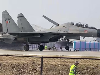 Pune Airport : पुणे विमानतळावर सुखोई विमानाचे ‘हार्ड लँडिंग’ : मोठा अपघात टळला !
