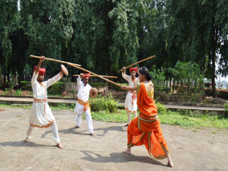 ‘शिवशंभु प्रतिष्ठान’च्या वतीने पुणे येथे ‘मर्दानी खेळ प्रशिक्षण शिबिर’ आणि वृक्षारोपण उत्साहात पार पडले !