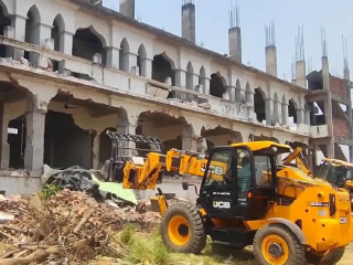 UP Bulldozer Action : संत कबीरनगर (उत्तरप्रदेश) येथे ब्रिटीश मौलानाच्या अवैध मदरशावर बुलडोझर कारवाई
