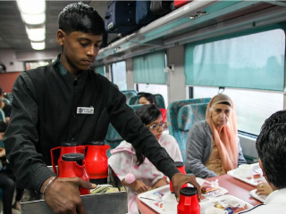 Railway Halal Food : रेल्वेमध्ये हिंदु प्रवाशांना हलालऐवजी झटका मांस उपलब्ध करून देण्याच्या मागणीवर रेल्वे प्रशासनाचे टोलवाटोलवीचे उत्तर !