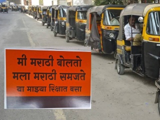 पनवेल येथे रिक्शांवर मराठी भाषेचे स्टिकर !