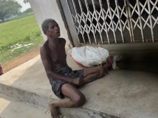 Man Carries Sister’s Skeleton : ओडिशा : बहिणीचा सांगाडा घेऊन बँकेत पोचला भाऊ !