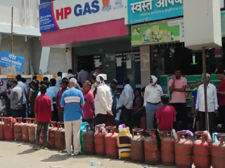 छत्रपती संभाजीनगरमध्ये गॅस सिलिंडरसाठी नागरिकांची वणवण !