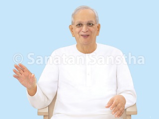 साधकांना ज्योतिषशास्त्राच्या संदर्भात सेवा करण्यासाठी दिशा देऊन त्याद्वारे त्यांची साधना करून घेणारे सच्चिदानंद परब्रह्म डॉ. आठवले !