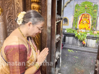 सोलापूर येथील श्री सिद्धेश्वराच्या चरणी श्री राजमातंगी महायज्ञाची निमंत्रणपत्रिका अर्पण !