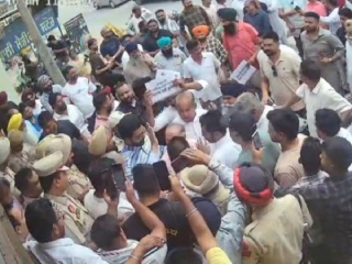 AAP BJP Clash : पंजाबमध्ये सत्ताधारी आम आदमी पक्षाच्या कार्यकर्त्यांकडून भाजपच्या कार्यालयाची तोडफोड